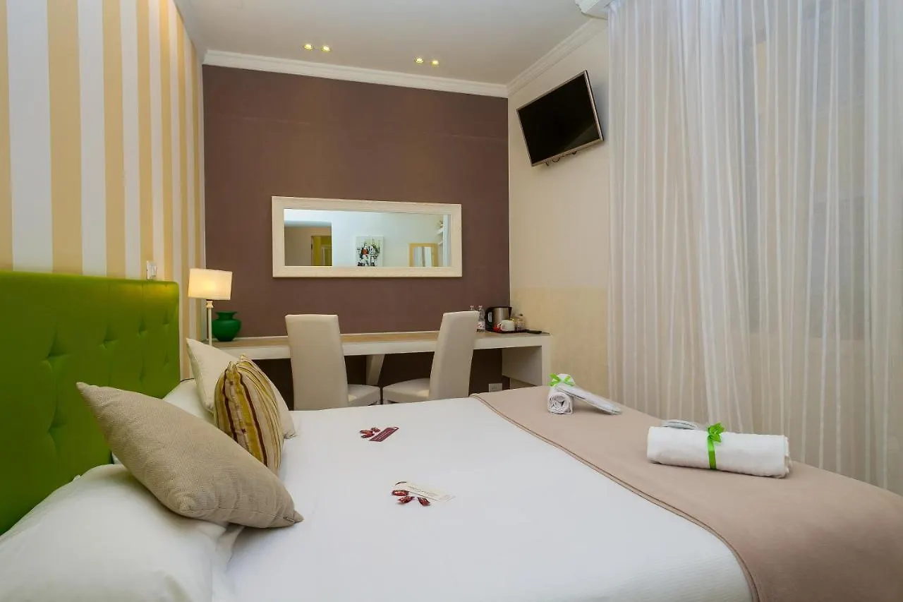 Zefiro Home Roma 3*,  Italia